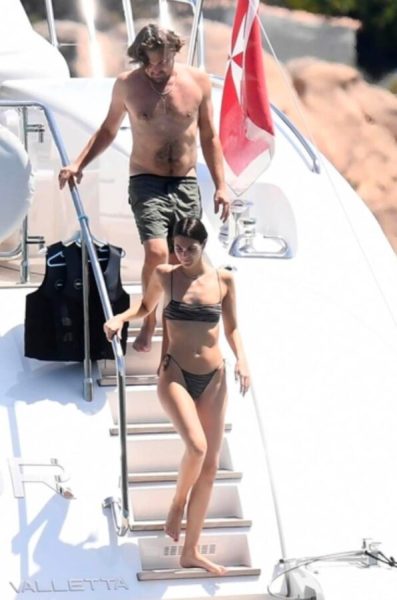 Leonardo DiCaprio sfata il mito delle fidanzate 'under 25' e vive un'estate di lusso e d'amore sui mari italiani insieme alla modella Vittoria Ceretti, che a giugno di anni ne ha compiuti 26: è lei la donna giusta? leonardo dicaprio yacht