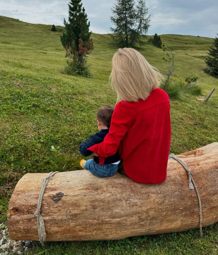 michelle hunziker con il nipotino cesare, in un dolcissimo scatto di queste vacanze in montagna