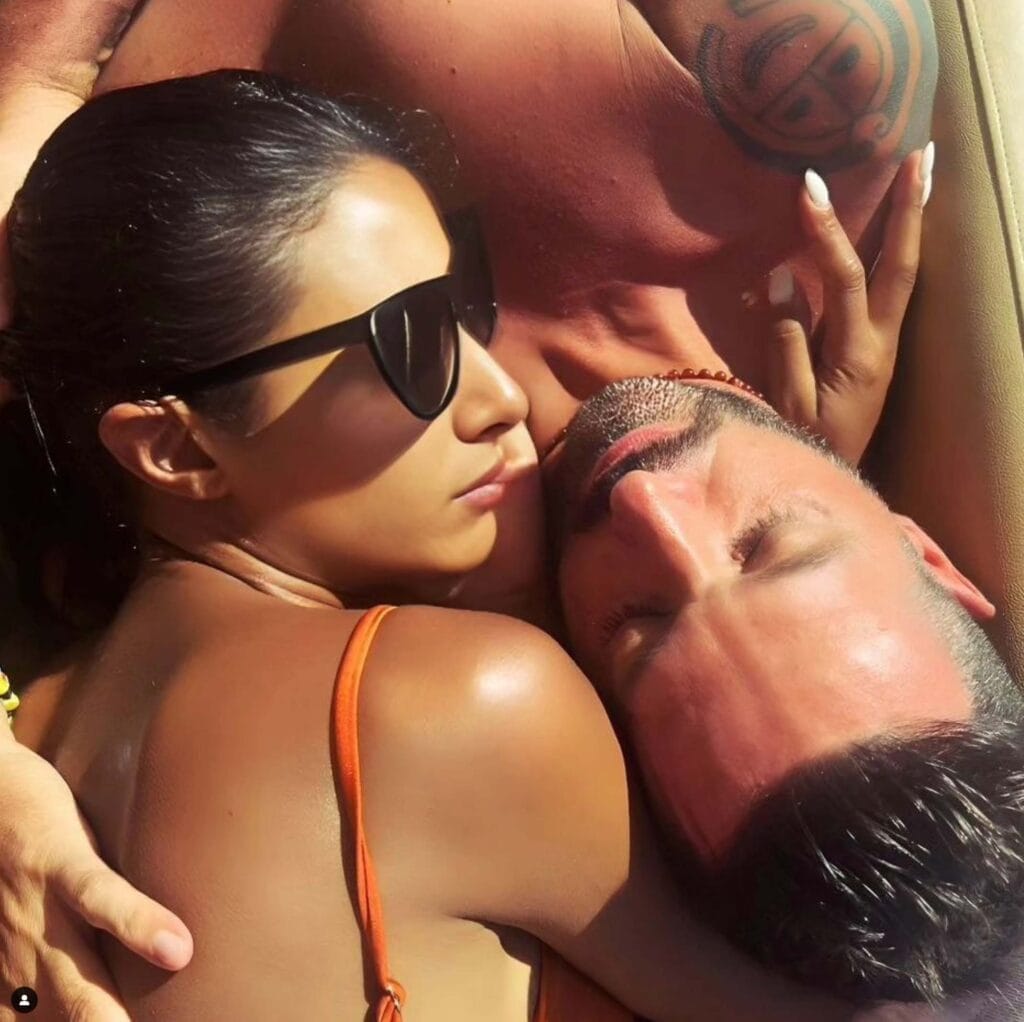sembra che negli ultimi giorni di vacanza insieme asmaa e cristiano in spiaggia non si siano neanche parlati