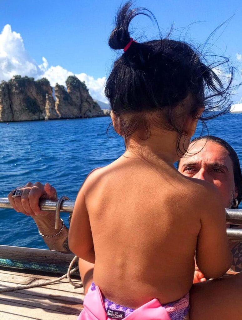 Francesco Sarcina, dopo la fine con Clizia Incorvaia si risposa con Nayra Garibo, che ha conosciuto in Messico. Hanno già una figlia e si diranno di sì in Puglia il prossimo ottobre francesco e nayra hanno una figlia, Yelaiah, nata nel 2021