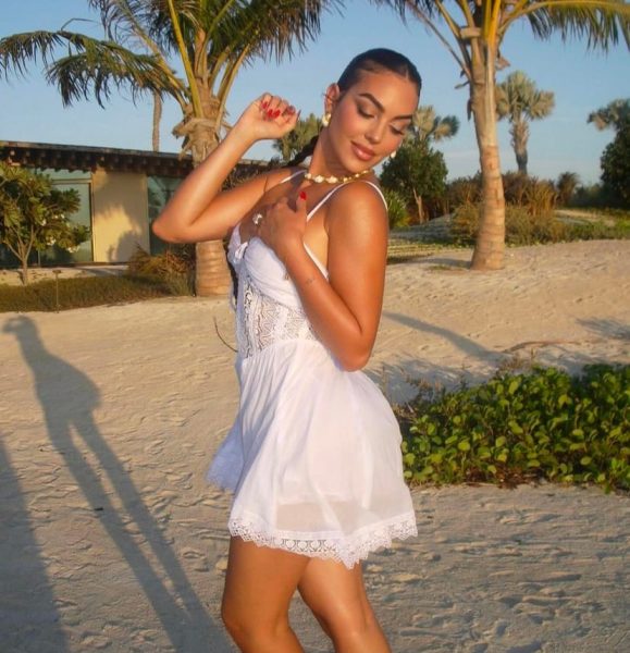 Georgina Rodriguez conquista la Paris Fashion Week e annuncia la nuova stagione della docu-serie sulla sua vita, tra moda, figli, l'amore con Cristiano Ronaldo e la vita a Riyad georgina rodriguez e cristiano ronaldo si sono trasferiti a riyad