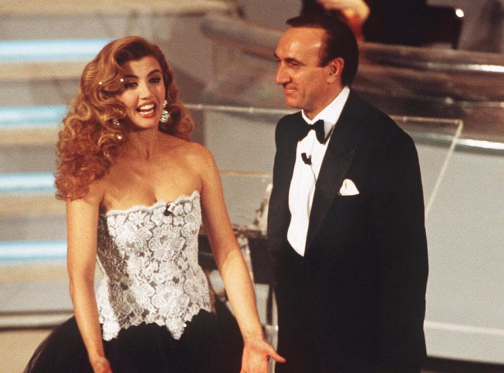 Milly Carlucci conduce per la 19esima volta Ballando con le Stelle, con un posto speciale in platea per il marito Angelo Donati: «Mi sostiene dal primo giorno ma abbiamo fatto un patto: la nostra famiglia deve restare lontano dai flash» milly carlucci con baudo al festival di sanremo del 1992