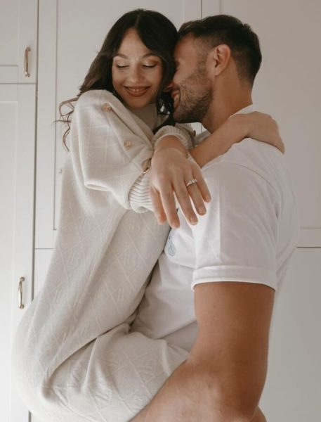 Dopo la nascita di Camilla, Andrea Zenga regala a Rosalinda Cannavò un anello che guarda al futuro. «Non c’è promessa più bella di questa» risponde lei, e nell'aria si sente profumo di fiori d'arancio rosalinda cannavò l'anello