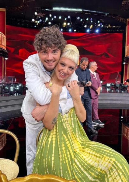 a fianco di anna lou castldi il giovanissimo nikita perotti sta dando il meglio di sé