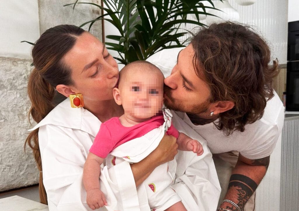 arianna cirrincione e andrea cerioli con la piccola allegra, nata il 6 febbraio