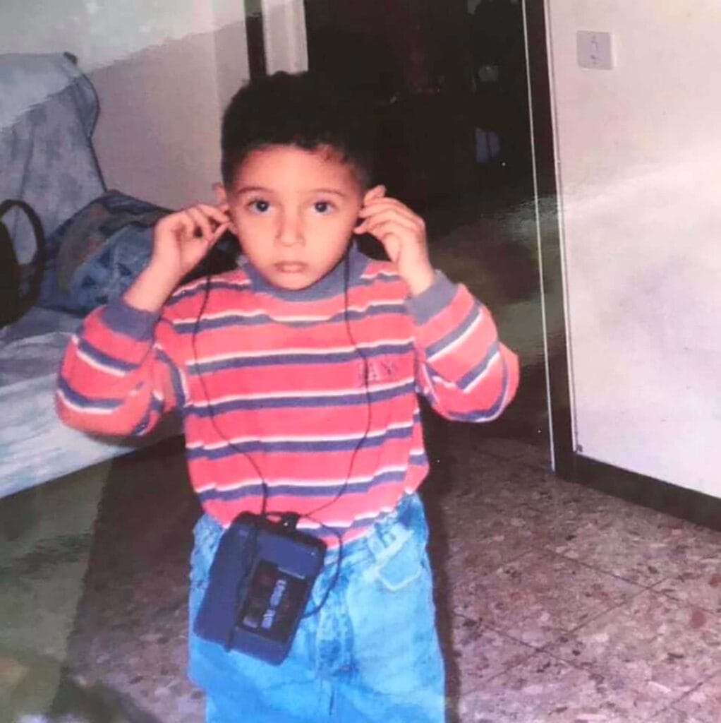 da piccolo ghali ha dovuto affrontare la detenzione del padre e anche un periodo passato nel carcere minorile di milano