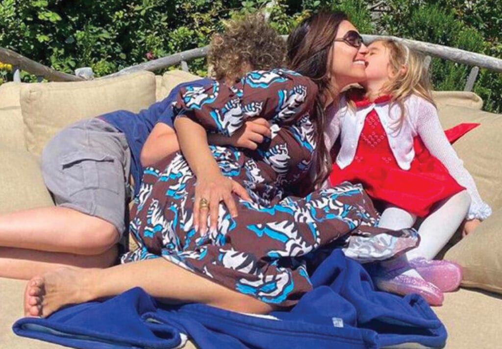Caterina Balivo e Guido Maria Brera, sposati da 10 anni con un pizzico di gelosia che tiene vivo l'amore. La conduttrice rivela infatti: «Una sbirciata al suo telefono la dò sempre, ma quello non è controllare: è tenersi aggiornati...» balivo figli