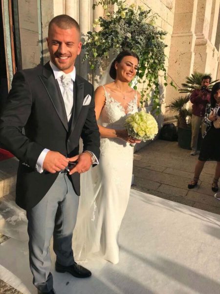 Sette anni di matrimonio, Elga Enardu e Diego Daddi festeggiano le 'nozze di lana', anche se l'ultimo periodo è stato duro: «insieme abbiamo attraversato l’inferno, abbiamo combattuto e vinto» - VIDEO diego daddi e elga enardu si sono sposati a cagliari nel 2017, otto anni dopo la loro uscita da 'uomini e donne'