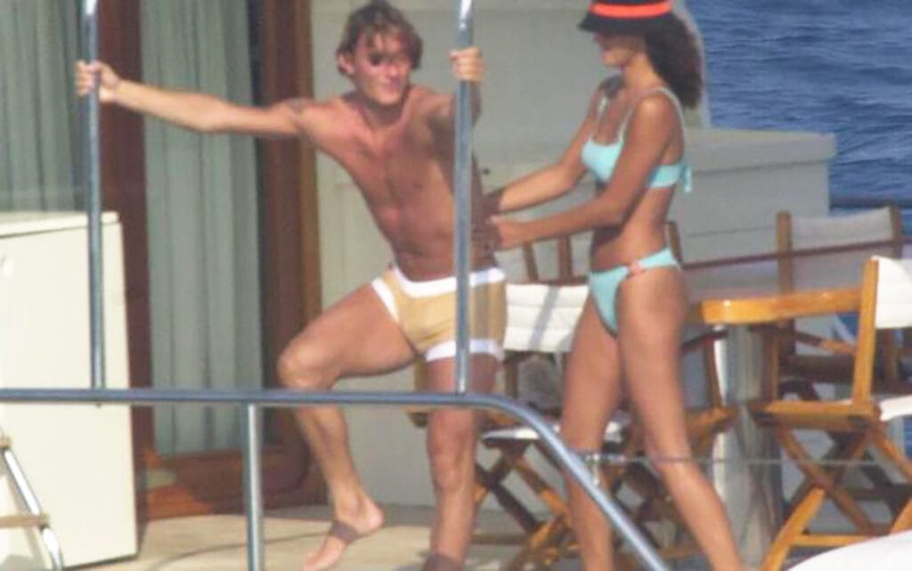 Samantha De Grenet difende Francesco Totti: «non ha tradito Noemi, lui ama le donne ma rispetta l'amore. E poi un romano non va in un albergo in centro. Mi hanno attribuito tanti amori falsi, ma l'unico vero è quello con Luca Barbato» de grenet totti