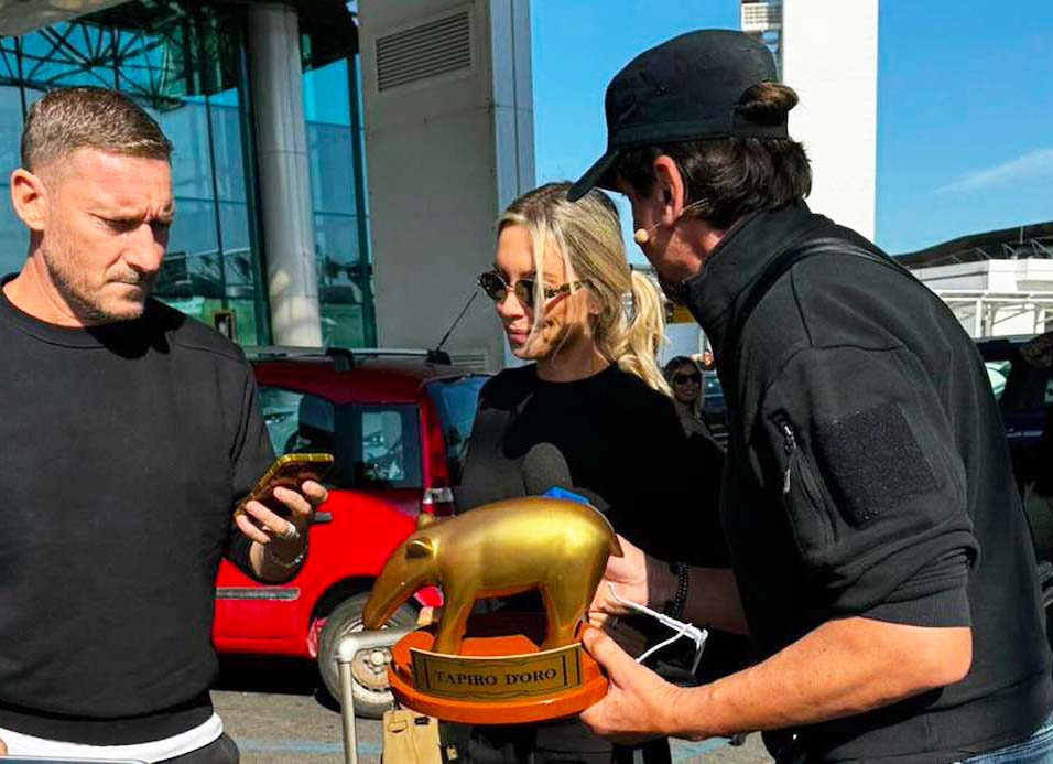 francesco totti ha rifiutato il nono tapiro che gli ha consegnato valerio staffelli