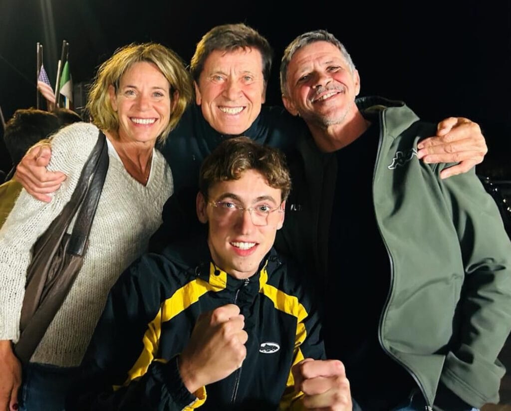Gianni Morandi è prontissimo per i suoi 80 anni: l'eterno giovane cantante emiliano che si è messo in ginocchio da... Anna e ha creato la famiglia più bella del mondo: tre figli, cinque nipoti e ancora tanta voglia di cantare gianni morandi con i suoi tre figli