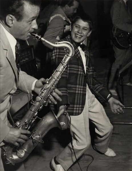 Gianni Morandi è prontissimo per i suoi 80 anni: l'eterno giovane cantante emiliano che si è messo in ginocchio da... Anna e ha creato la famiglia più bella del mondo: tre figli, cinque nipoti e ancora tanta voglia di cantare gianni morandi in uno scatto del 1960