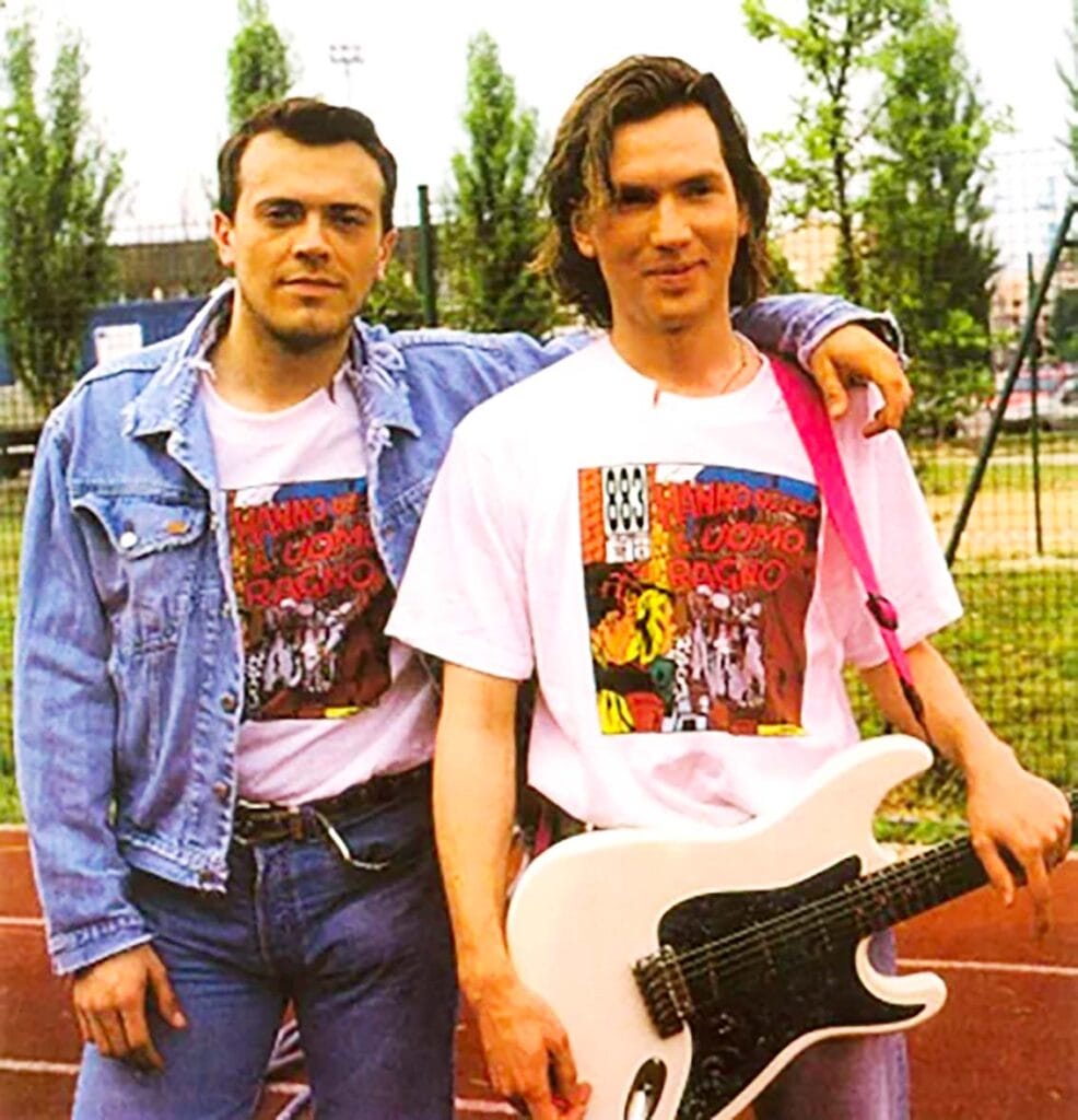 Quando Max Pezzali e Mauro Repetto erano gli 883: il nome nato da una moto, la band da una bocciatura, le donne, la musica e le liti della coppia pop più amata i primi passi di pezzali e repetto non furono troppo facili e rischiarono di allontanarli per sempre