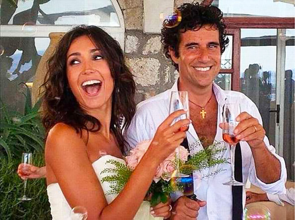 Caterina Balivo e Guido Maria Brera, sposati da 10 anni con un pizzico di gelosia che tiene vivo l'amore. La conduttrice rivela infatti: «Una sbirciata al suo telefono la dò sempre, ma quello non è controllare: è tenersi aggiornati...» balivo brera nozze