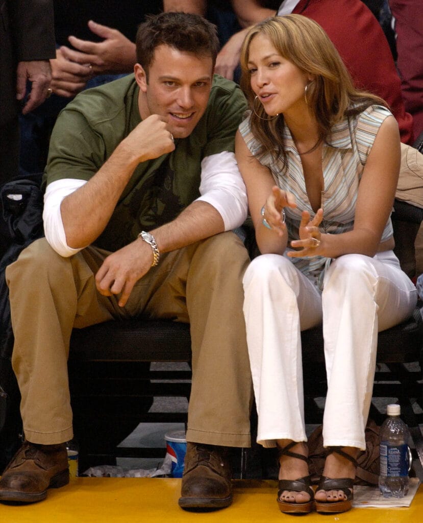Jennifer Lopez parla per la prima volta della fine della storia con Ben Affleck: «Mi sono sentita sola, spaventata, ma queste cose non ti uccidono. E ho capito che per stare bene è meglio da sola» jennifer lopez e ben affleck ai tempi del loro primo fidanzamento