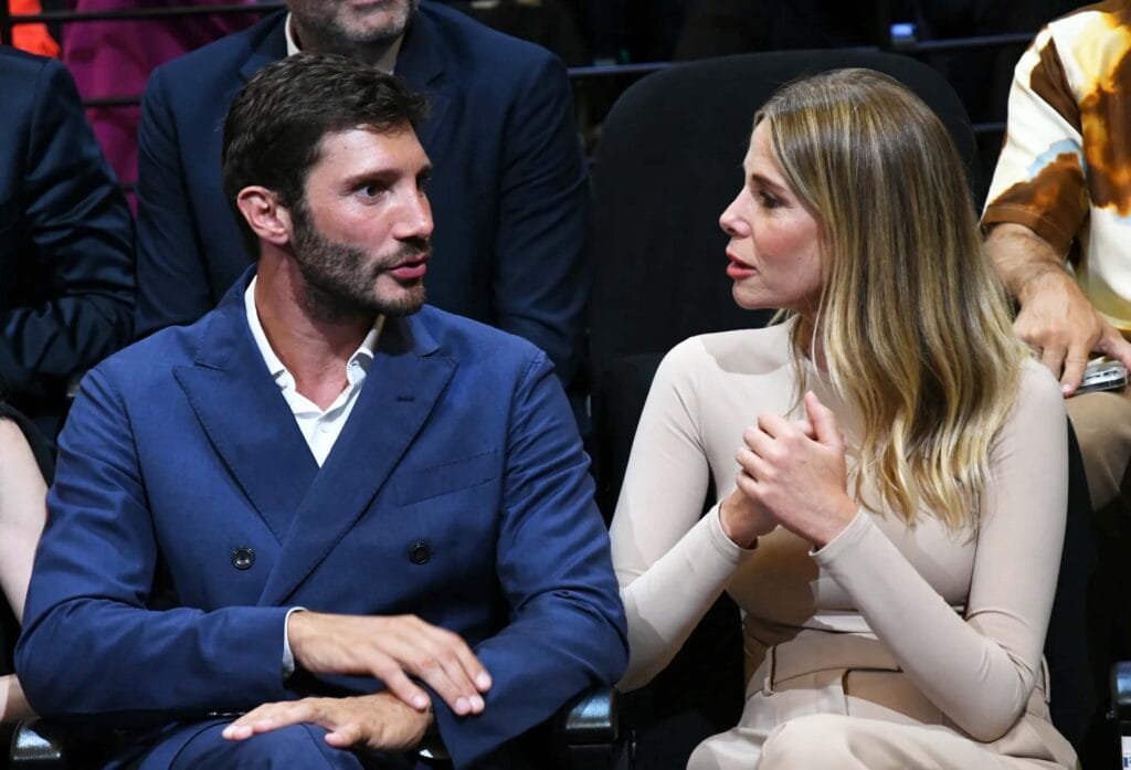 Alessia Marcuzzi e Stefano De Martino, scoppia la bomba del ritorno di fiamma: loro hanno sempre smentito, Belen lo ha già confermato e il gossip analizza i primi indizi del flirt nel 2023 stefano e alessia durante la presentazioni dei palinsesti rai si erano seduti vicini