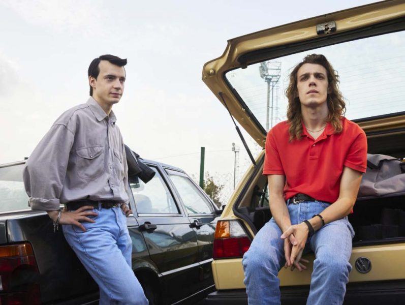 Quando Max Pezzali e Mauro Repetto erano gli 883: il nome nato da una moto, la band da una bocciatura, le donne, la musica e le liti della coppia pop più amata nella serie tv firmata sky elia nuzzolo intepreta max pezzali e matteo oscar giuggioli in quelli di mauro