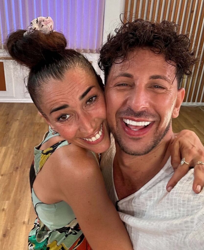 pasquale la rocca conduce in pista la cantante nina zilli