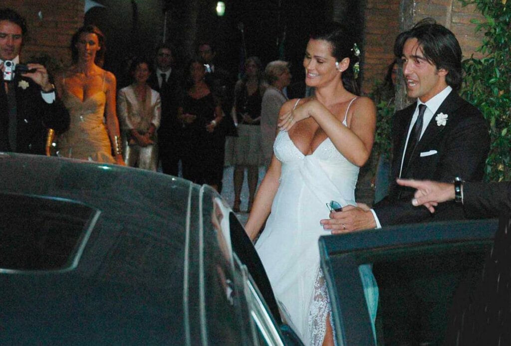 Samantha De Grenet difende Francesco Totti: «non ha tradito Noemi, lui ama le donne ma rispetta l'amore. E poi un romano non va in un albergo in centro. Mi hanno attribuito tanti amori falsi, ma l'unico vero è quello con Luca Barbato» samantha de grenet e luca barbato si sono sposati due volte la prima nel 2005, la seconda nel 2015, superata una crisi