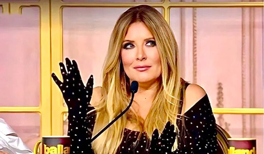 selvaggi lucarelli, 50 anni, è una delle colonne della trasmisisone del sabato sera