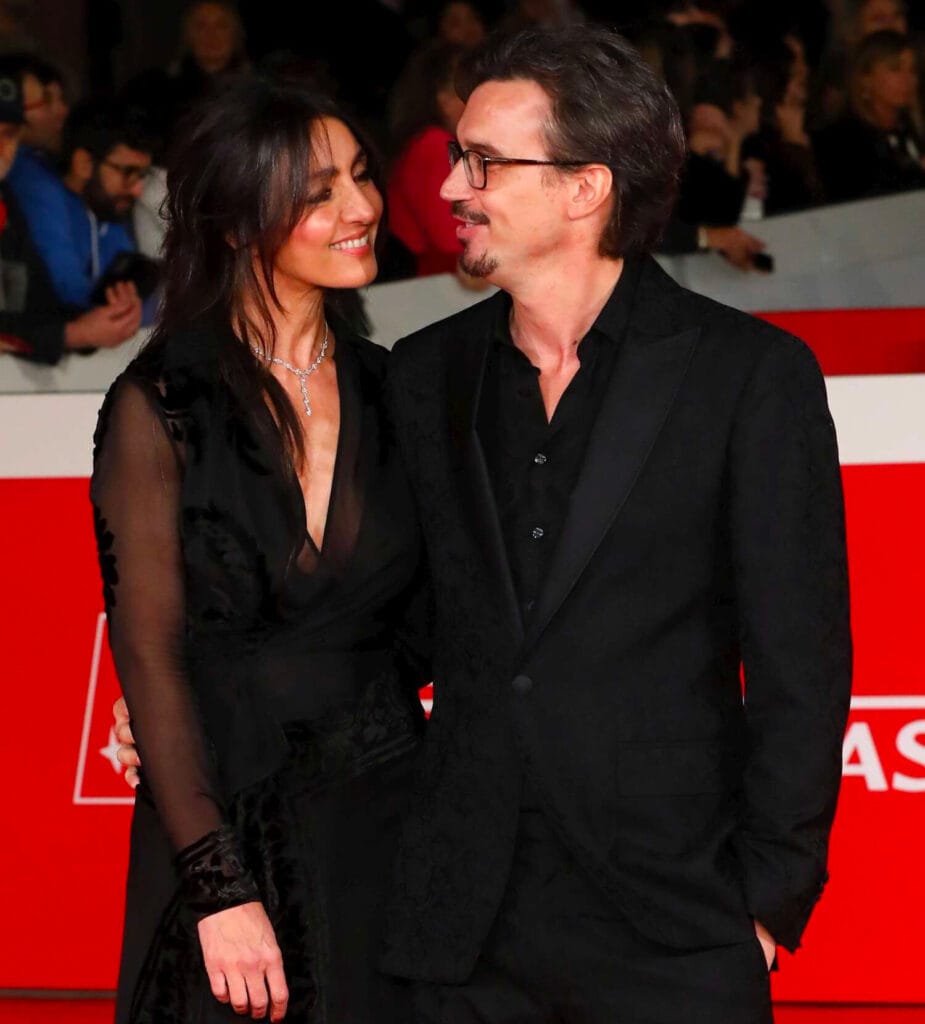 sguardi complici ma niente bacio per l'attrice e il regista teatrale, nonostante le insistenti richieste dei fotografi