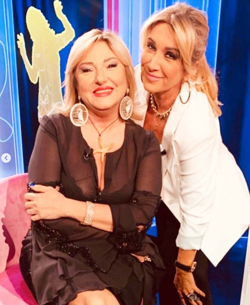 simona tagli con la conduttrice monica setta, che spesso la ospita nei suoi programmi tv