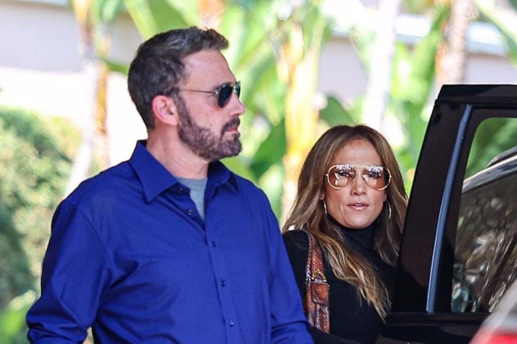 Jennifer Lopez parla per la prima volta della fine della storia con Ben Affleck: «Mi sono sentita sola, spaventata, ma queste cose non ti uccidono. E ho capito che per stare bene è meglio da sola» una delle ultime foto di ben affleck e jennifer lopez dopo il divorzio