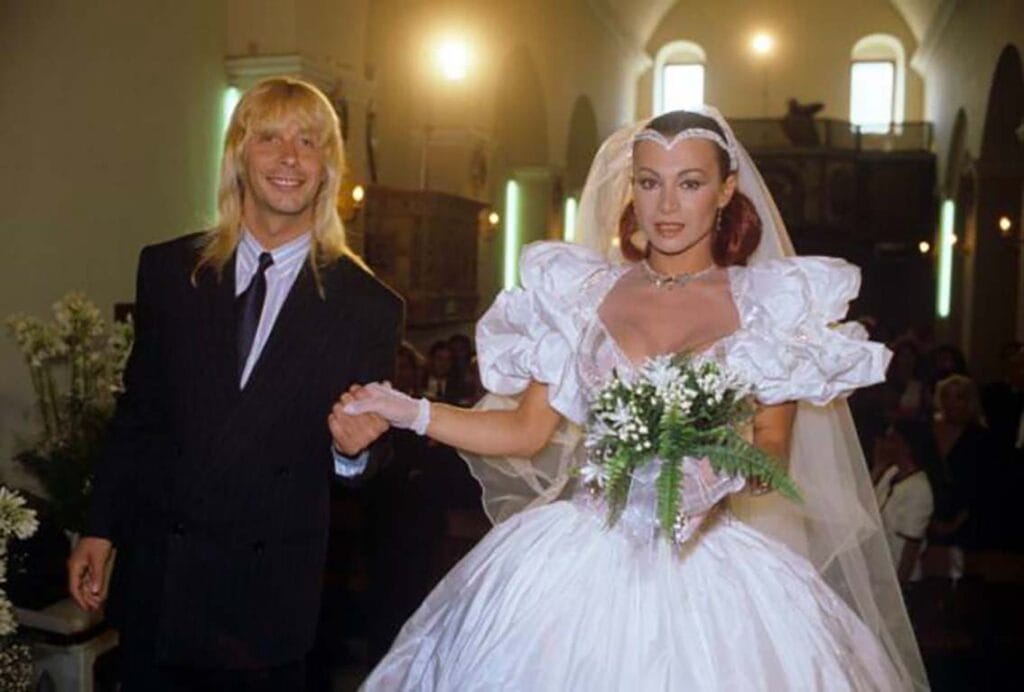 Enzo Paolo Turchi dopo l'addio al Gf: «Mi sento più lieve e sono felice di essere tornato da Carmen. Non sono Superman, ho le mie fragilità e lei lo sa» enzo paolo turchi e carmen russo si sono sposati nel 1987