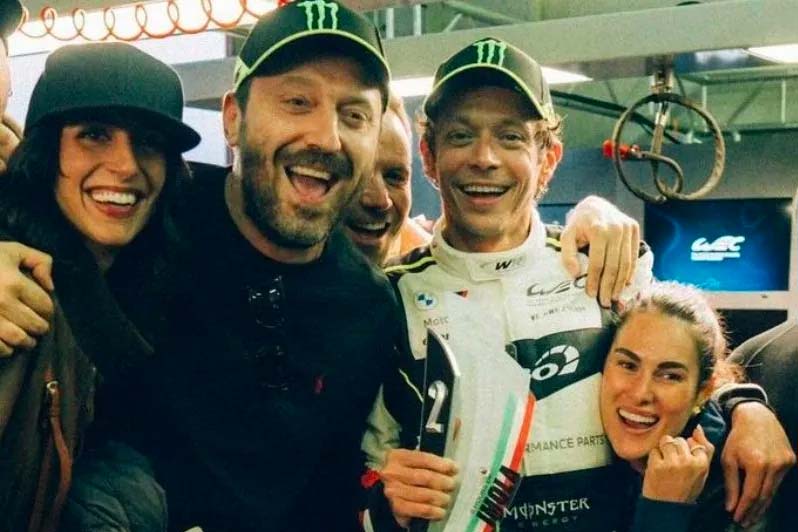 giorgia e cesare si sono fatti riprendere in pubblico insieme a valentin orossi e francesca sofia novello, di cui sono molto amici