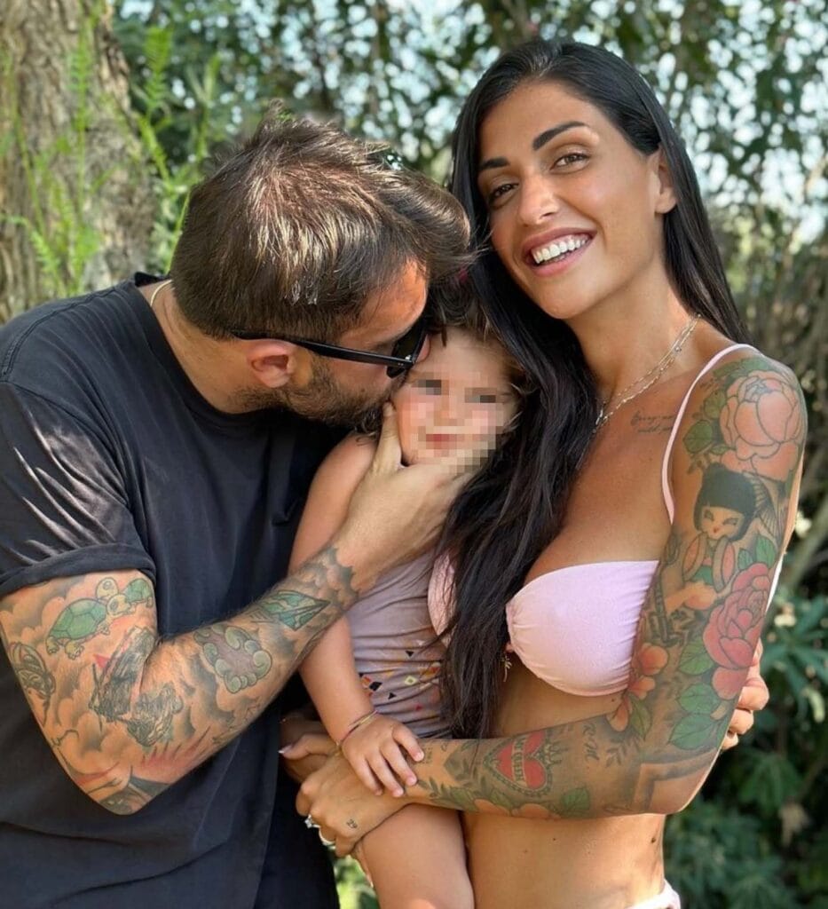 Cecilia Zagarrigo, la corteggiatrice più amata di 'Uomini e Donne' aspetta il secondo figlio con Moreno, per tanto tempo il suo migliore amico! - VIDEO questa estate, durante una vacanza in puglia, cecilia ha scoperto di essere di nuovo in dolce attesa