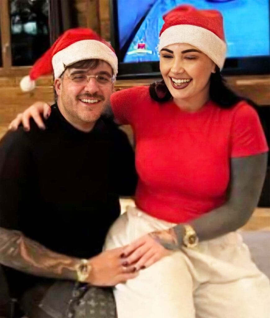 una delle rarissime foto di geolier insieme a valeria d'agostino, nome d'arte vd'a