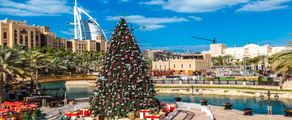 Anche in paesi che non sono di tradizione cristiana l'albero di Natale è diventato un simbolo delle feste