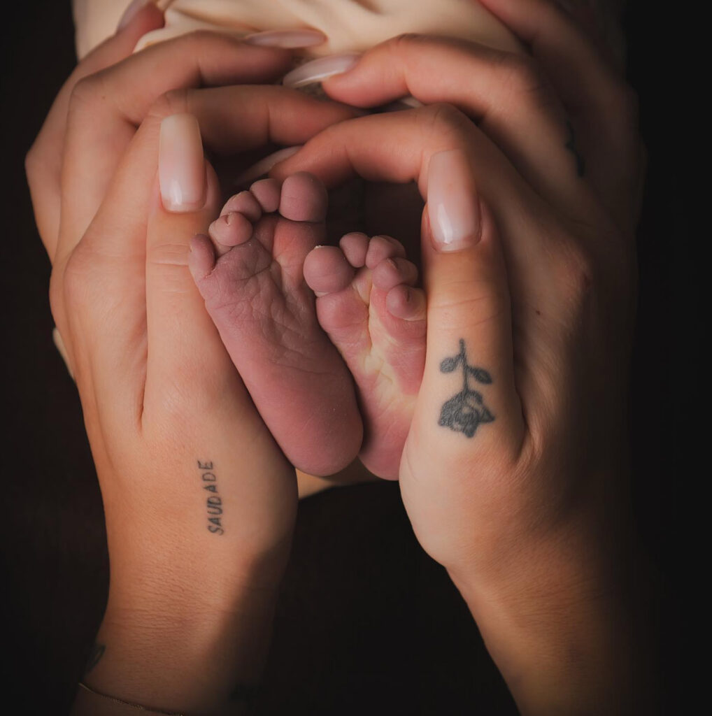 Lazza e Greta Orsingher, il loro primo mese da mamma e papà di Noah. La felicità del rapper: «con lui sono bravissimo e mio figlio è già viziato»