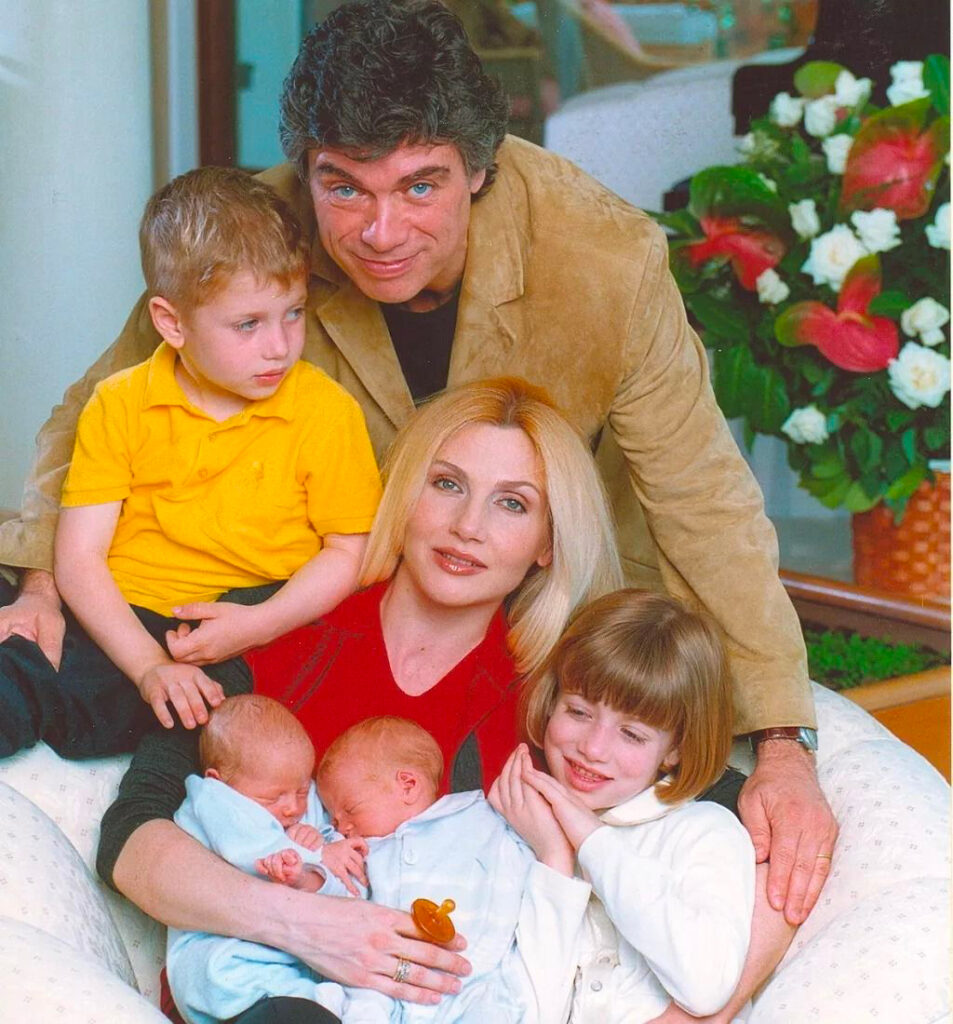 Lorella Cuccarini, tanti 'Amici' ma le feste per lei sono solo in famiglia, con Silvio Testi e i quattro figli Giovanni, Sara, Chiara e Giorgio: «stiamo tutti insieme, mi piace avere 48 ore solo per noi» cuccarini figli