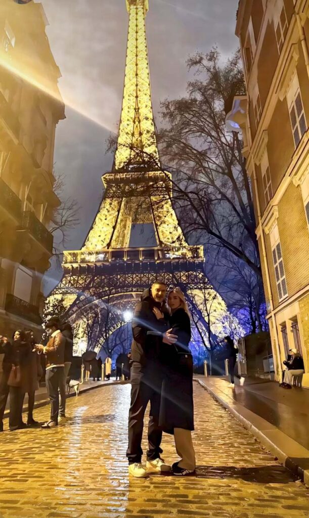 un magnifico scatto di francesco totti e noemi bocchi durante la loro vacanza a parigi