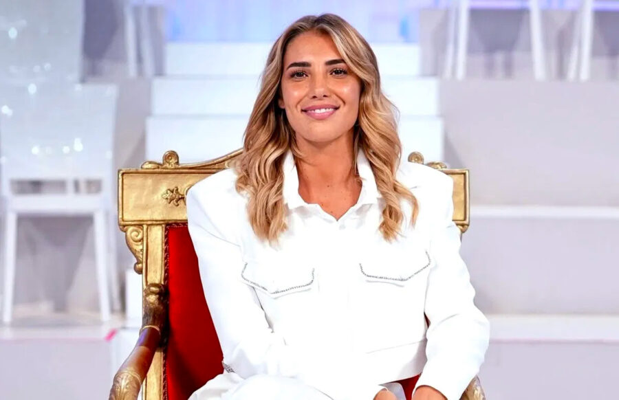 Martina De Ioannon sceglie Ciro Solimeno e scende dal trono di 'Uomini e Donne' col giovane napoletano. Gianmarco ci rimane male ma Maria De Filippi lo consola: «sei tu il prossimo tronista» martina de ioannon