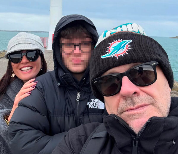 Debora Pelamatti ricorda quando 12 anni fa ha sconfitto 'la regola dell'amico' con Max Pezzali: «Ho attraversato la città in pigiama e mi sono attaccata al citofono mentre tu dormivi tranquillo» max pezzali figlio