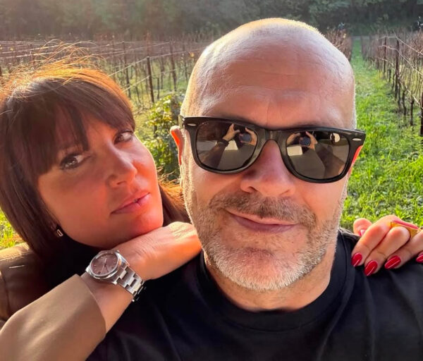Debora Pelamatti ricorda quando 12 anni fa ha sconfitto 'la regola dell'amico' con Max Pezzali: «Ho attraversato la città in pigiama e mi sono attaccata al citofono mentre tu dormivi tranquillo» Debora pelamatti e max pezzali