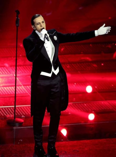Achille Lauro canta a Sanremo il suo amore difficile e l'ex fidanzatina gli scrive una lettera: «Non scorderò mai la nostra adolescenza incosciente e sarò sempre innamorata di quel ragazzino sognatore». Achille lauro