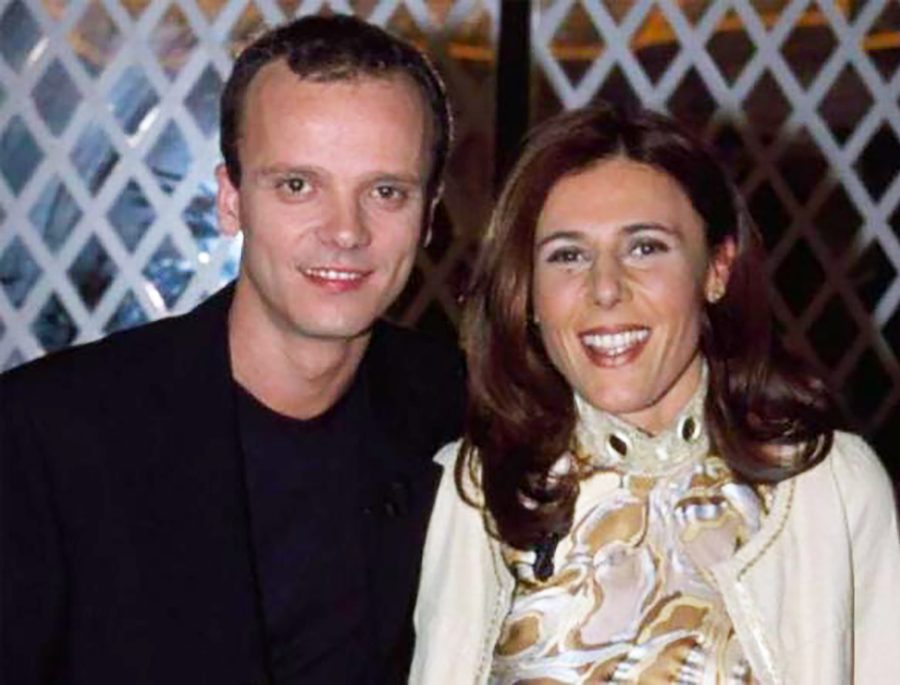 Gigi D'Alessio felice con la compagna Denise Esposito: «mano nella mano andiamo sempre più lontano». Presto le nozze?