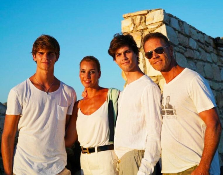 Lorenzo e Leonardo Tano, i figli di Rocco Siffredi così diversi e tutti e due innamorati: le storie d'amore dei due rampolli di Mister Sex, con il primogenito pronto alle nozze Lorenzo e Leonardo Tano, i figli di Rocco Siffredi così diversi e tutti e due innamorati: le storie d'amore dei due rampolli di Mister Sex, con il primogenito pronto alle nozze