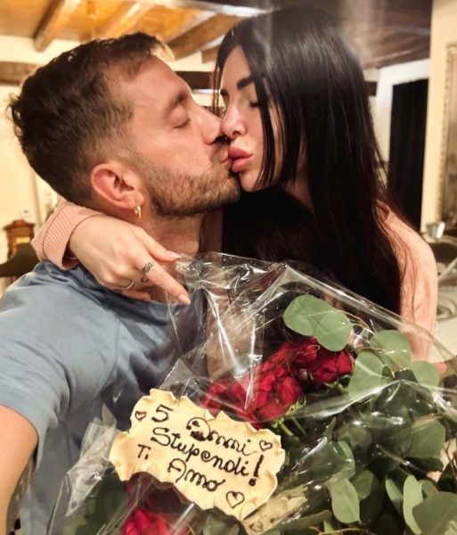 Stefano Corti e Bianca Atzei, quasi 6 anni d'amore e un inizio difficile: «Ho visto i messaggi con un’altra donna, lui mi mandò gli screen per sbaglio» Stefano Corti e Bianca Atzei festeggeranno ad aprile il loro sesto anno d'amore