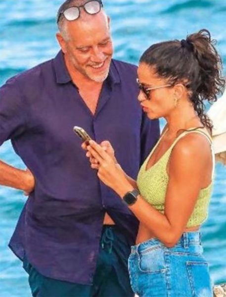 Veronica Gentili, l'Isola dei Famosi è sua. La Iena ha battuto la concorrenza e si prepara al reality estremo con un amore infinito: «Sono 10 anni che sto con il mio fidanzato» Una rara foto di Veronica Gentili con il compagno Massimo Galimberti. La coppia vive lontana dai social e dal gossip