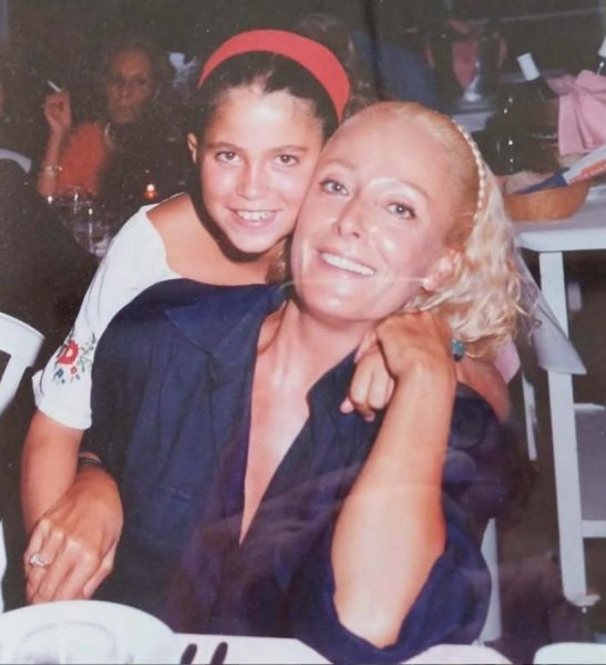Veronica Gentili, l'Isola dei Famosi è sua. La Iena ha battuto la concorrenza e si prepara al reality estremo con un amore infinito: «Sono 10 anni che sto con il mio fidanzato» Veronica Gentili con sua madre Netta, nota pittrice e gallerista