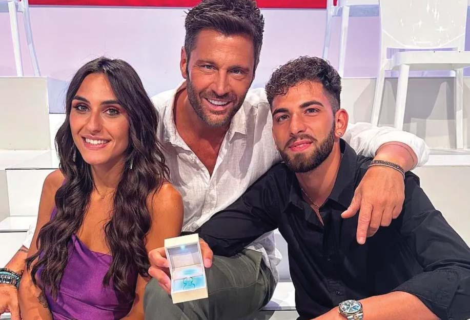 Gabriela e Giuseppe insieme a Filippo Bisciglia