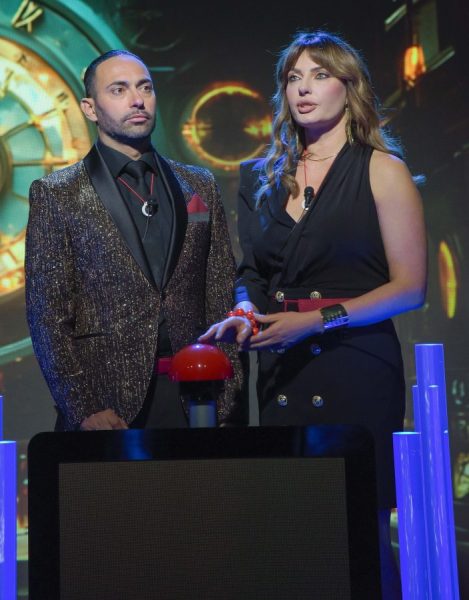 Manila Nazzaro in tv anticipa la data dell'inizio dell'amore con Stefano Oradei: l'ex Lorenzo Amoruso è una furia e la nuova fidanzata lo difende: «la verità non ha fretta ma arriva sempre» Manila Nazzaro e Stefano Oradei