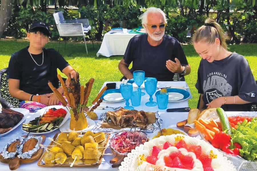 Papà Flavio Briatore, a Monte Carlo selfie in famiglia con Nathan Falco e Leni Klum: «Li amo allo stesso modo» rivela il manager, che ha trovato la sua pole position... del cuore papà Flavio Briatore