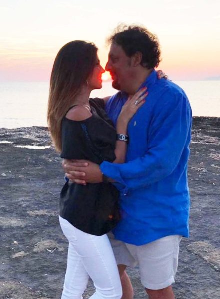 Flora Canto contro Lunetta Savino. «Ha detto in tv che Brignano è il peggior baciatore, ma non l'ho sentita: io e mio marito stavamo facendo sesso» Enrico Brigano e Flora Canto