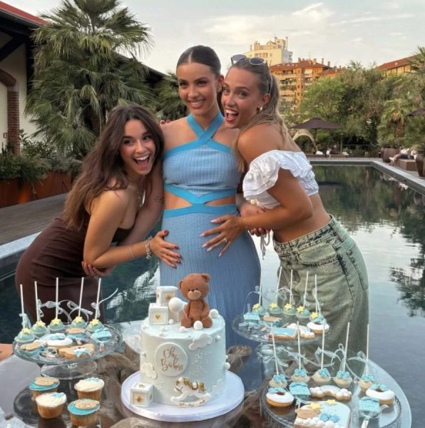 Elisa Visari e Andrea Damante, che commozione per il baby shower a sorpresa: «Il nostro bimbo è già super amato, il sogno più grande sta per diventare realtà». Baby Dama nascerà a settembre - LE FOTO Elisa Visari e Andrea Damante, che commozione per il baby shower a sorpresa: «Il nostro bimbo è già super amato, il sogno più grande sta per diventare realtà». Baby Dama nascerà a settembre - LE FOTO