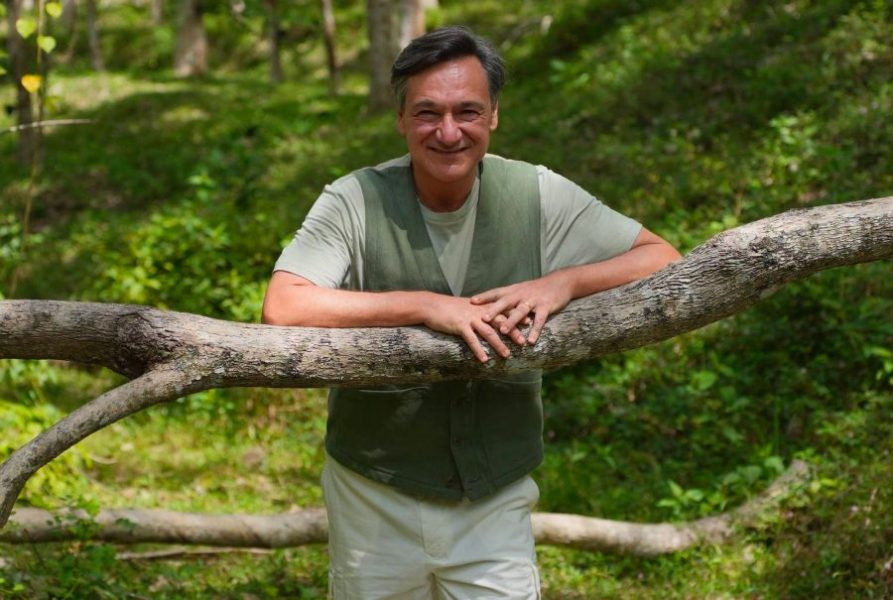 Fabio Caressa, fuga tv nella giungla con 'Money Road'. Ma l'avventura più bella è l'amore con Benedetta Parodi: «la nostra storia ha vinto perché non siamo romantici» fabio caressa money road